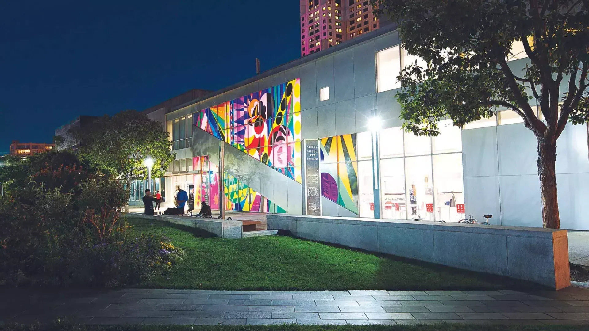 Extérieur du Centre des Arts Yerba Buena la nuit.