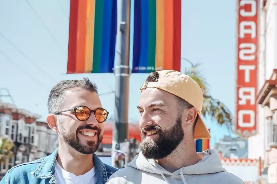 Hombres pasando el rato en el Castro